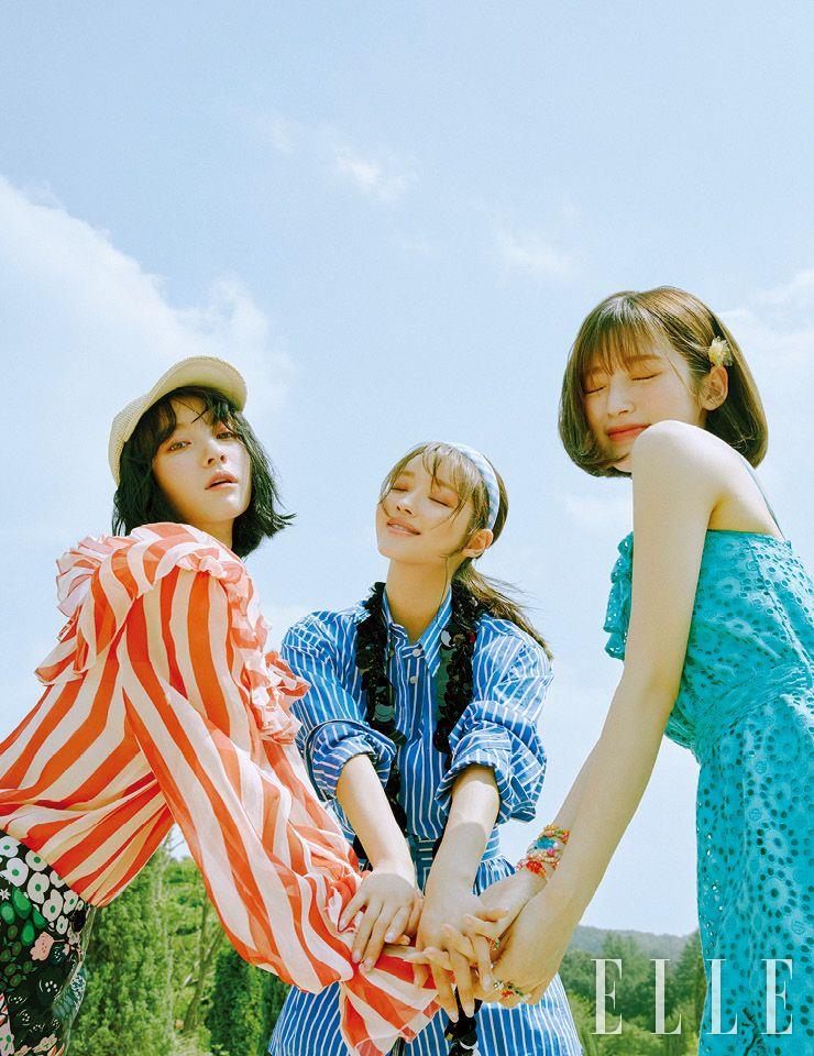 비니가 입은 오프숄더 블라우스는 Be Blumarine. 플라워 프린트 브리즈 팬츠는 Tibaeg. 유아의 블루 스트라이프 셔츠와 쇼츠, 블랙 스팽글 머플러는 모두 Prada. 아린의 펀칭 슬리브리스 원피스는 Be Blumarine.