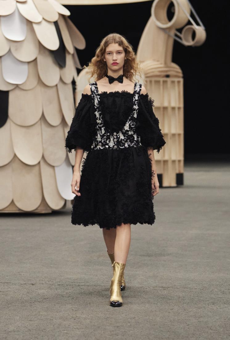 2023 봄 여름 샤넬 오뜨 꾸뛰르에서 선보인 의상.