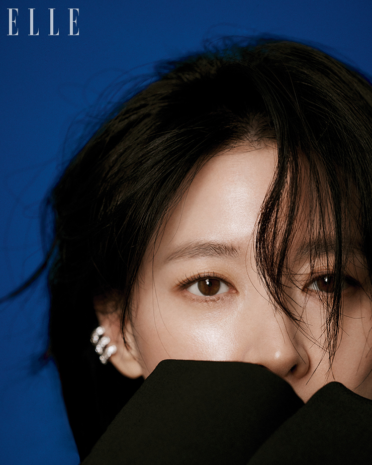 수트 재킷과 크리스털 이어 커프는 모두 Givenchy.