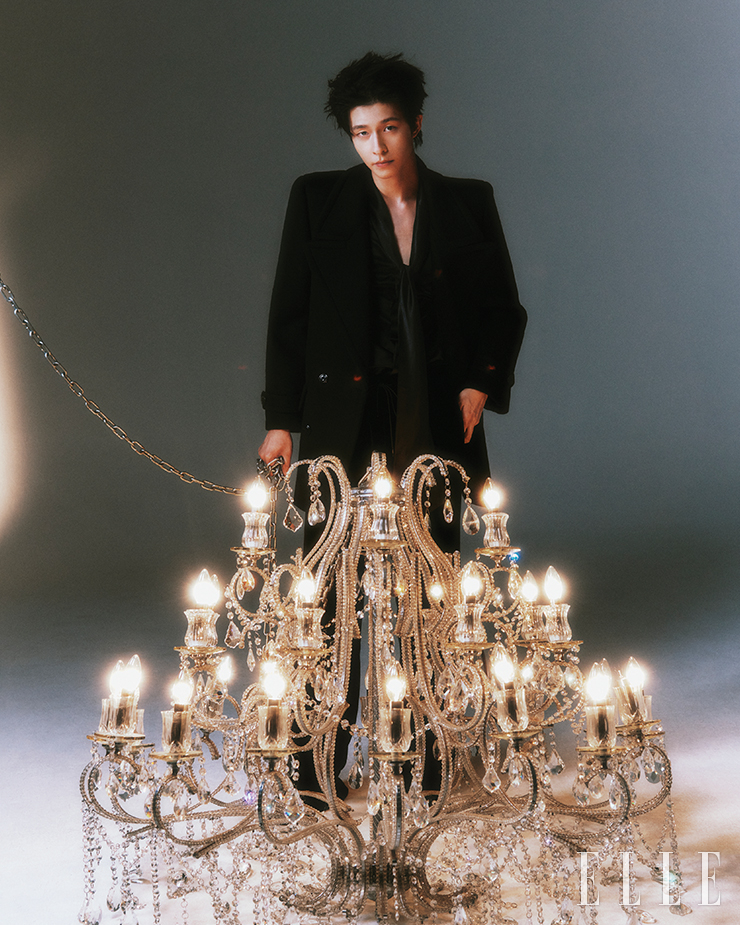 코트와 셔츠, 팬츠, 슈즈는 모두 Saint Laurent by Anthony Vaccarello.