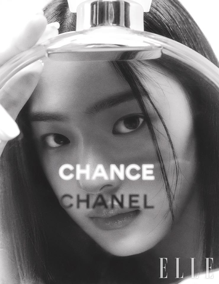 인생의 기회(Chance)는 자신의 마음가짐과 삶의 방식을 통해 스스로 만들어 나가는 것’이라는 생각으로 새로운 길을 개척한 마드모아젤 샤넬. 샤넬을 대표하는 플로럴 노트의 ‘샹스’는 가브리엘 샤넬의 이런 믿음을 전파하는 향수다. 2023년 새로운 샤넬 앰배서더로 선정된 민지에게 찾아올 행운과 기회가 ‘샹스’의 향만큼이나 달콤하기를!
