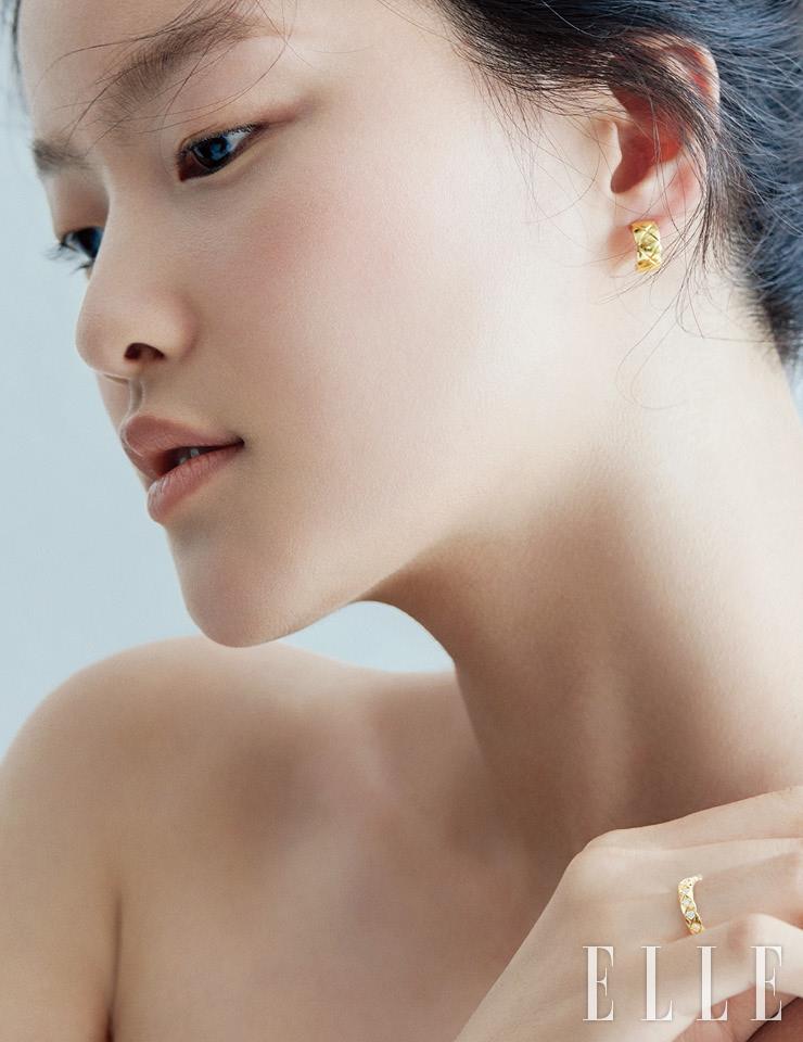 옐로골드 코코 크러쉬 이어링, 다이아몬드 세팅의 옐로골드 코코 크러쉬 미니 사이즈 링은 모두 Chanel Fine Jewelry.