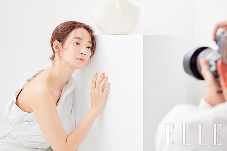 파운데이션 없이 이드라 뷰티 까멜리아 워터 크림과 르 블랑 메이크업 베이스, 로제만 바르고 카메라 앞에 선 신민아. 