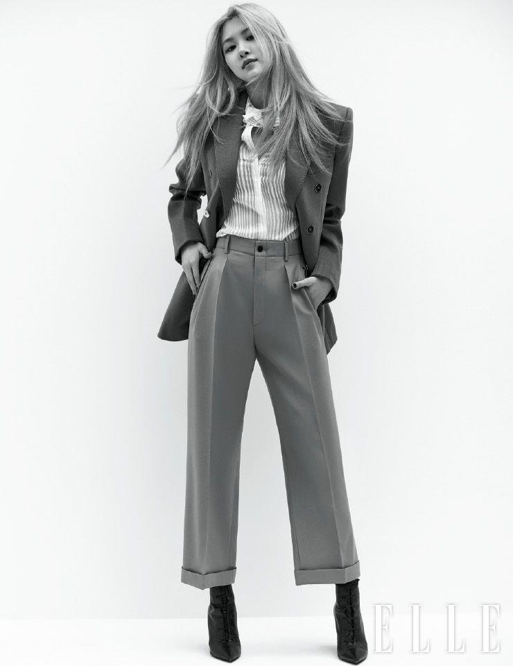 피크트 라펠 재킷과 보 장식의 블라우스, 핀턱 팬츠, 레이스업 부츠는 모두 Saint Laurent by Anthony Vaccarello.