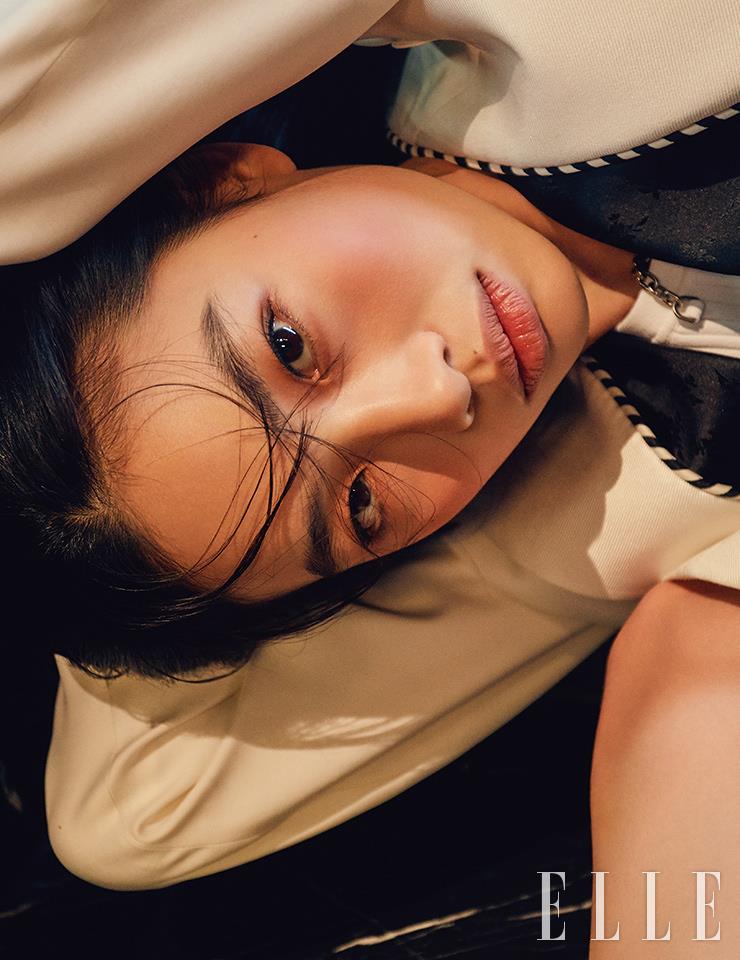 파이핑 장식의 화이트 재킷과 화이트 슬리브리스 톱은 모두 Louis Vuitton.