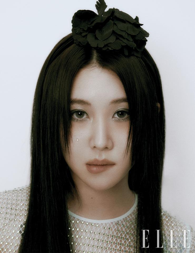네트 드레스는 Self-Portrait. 헤어피스는 스타일리스트 소장품.