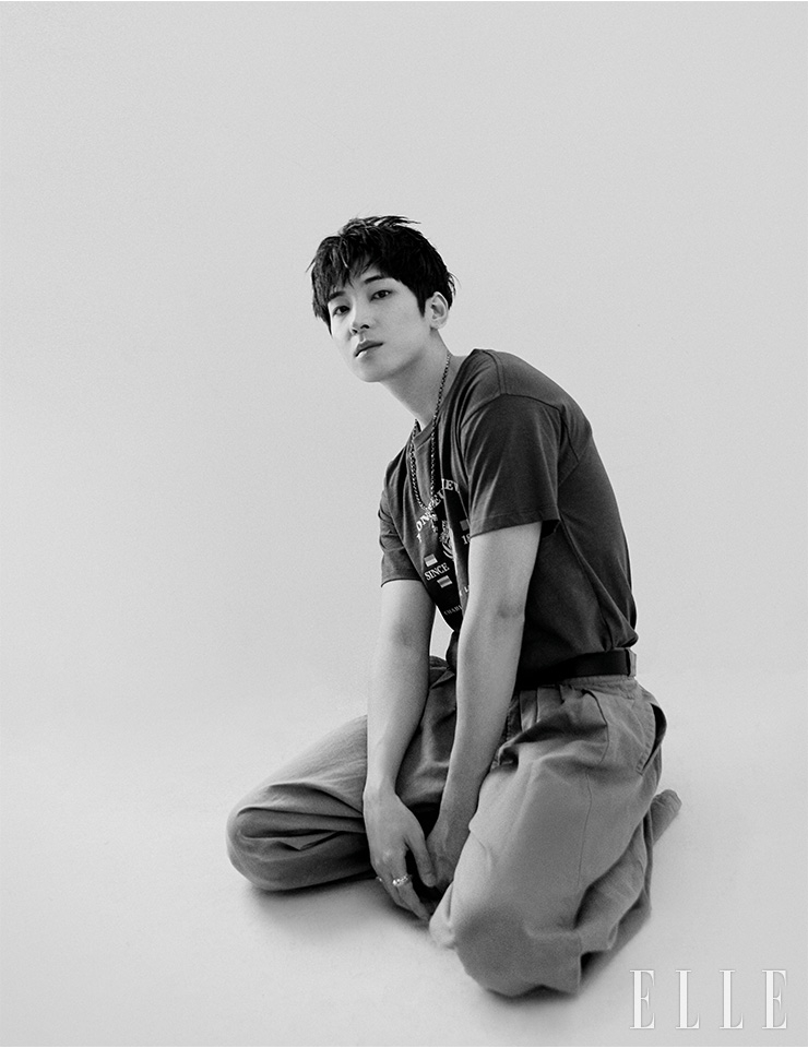 티셔츠는 Bally. 팬츠는 Maison Margiela. 네크리스와 링은 모두 Chrome Hearts. 블랙 벨트는 스타일리스트 소장품.