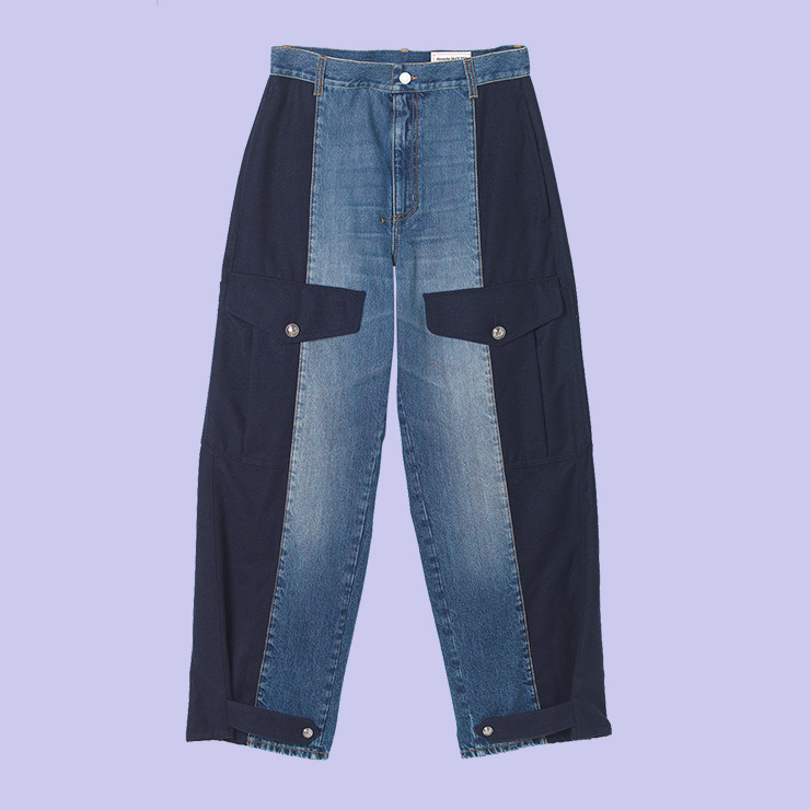 코튼과 데님 소재의 조합이 특징인 팬츠는 1백67만원, Alexander McQueen.