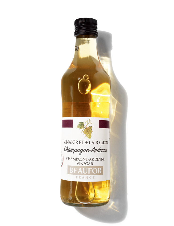 안드레아밀라노 유기농 화이트와인 식초. 유기농 포도로 빚은 화이트와인을 천연 발효시켜 100년 된 오크 통에서 2년간 숙성했다. 산미가 도드라지지 않고 은은하게 퍼진다. 