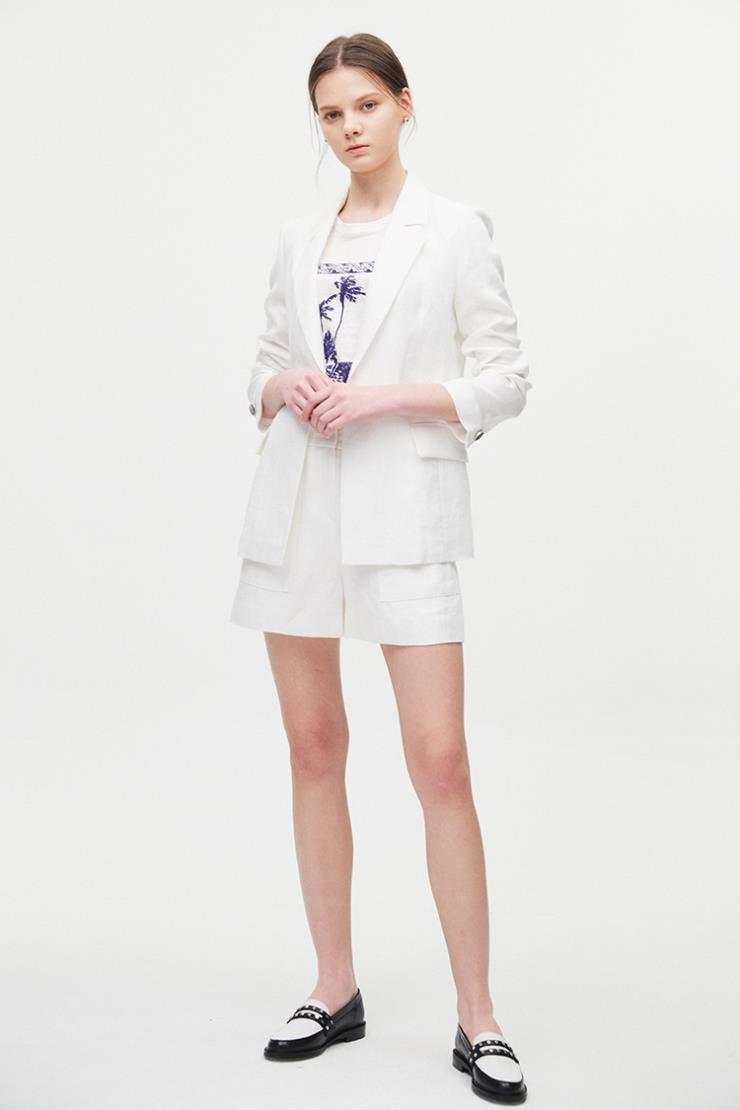 다양한 스타일에 활용하기 좋은 베이식한 디자인의 화이트 재킷은 54만9천원, Claudie Pierlot.