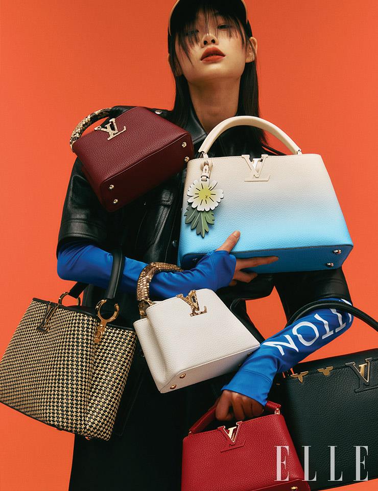 버건디와 화이트, 레드 컬러 버전의 ‘카퓌신 미니’ 백, 플라워 참이 장식된 그러데이션 컬러의 ‘카퓌신PM’ 백, 라피아 소재의 ‘카퓌신PM’ 백, 메탈 모노그램 플라워가 장식된 ‘카퓌신MM’ 백, 레더 셔츠와 티셔츠, 플리츠스커트, 볼 캡은 모두 Louis Vuitton.