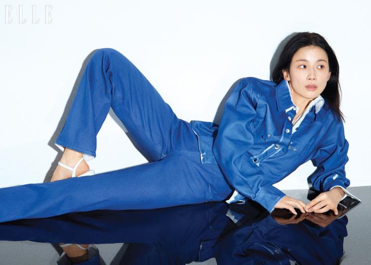 셔츠와 팬츠는 모두 Ports 1961. 슈즈는 Christian Louboutin