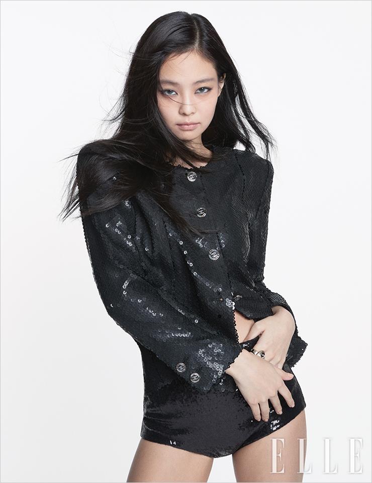 로고 버튼이 돋보이는 시퀸 블랙 재킷과 스퀘어 링은 모두 Chanel.