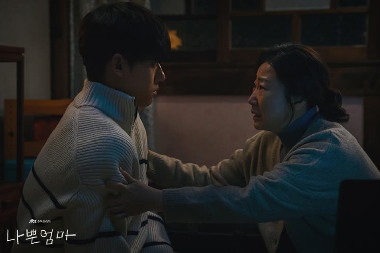 <나쁜 엄마> 라미란과 이도현 