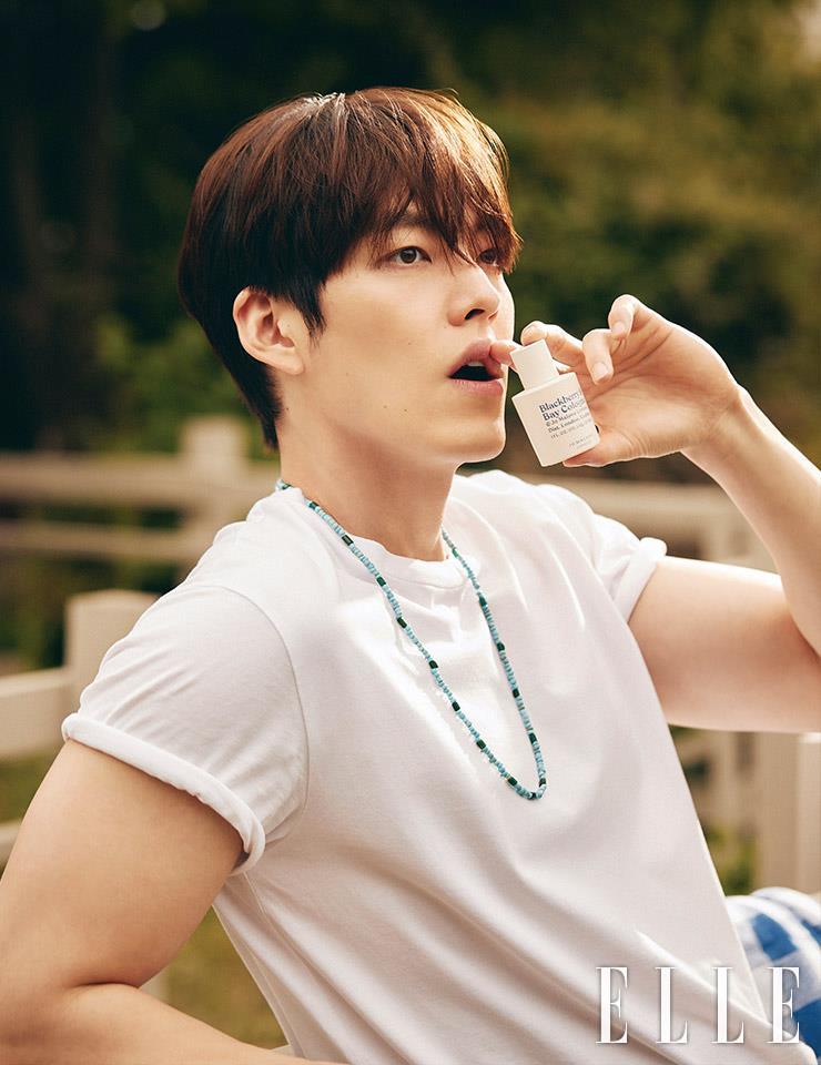 화이트 티셔츠는 Acne Studios. 비즈 네크리스는 스타일리스트 소장품.