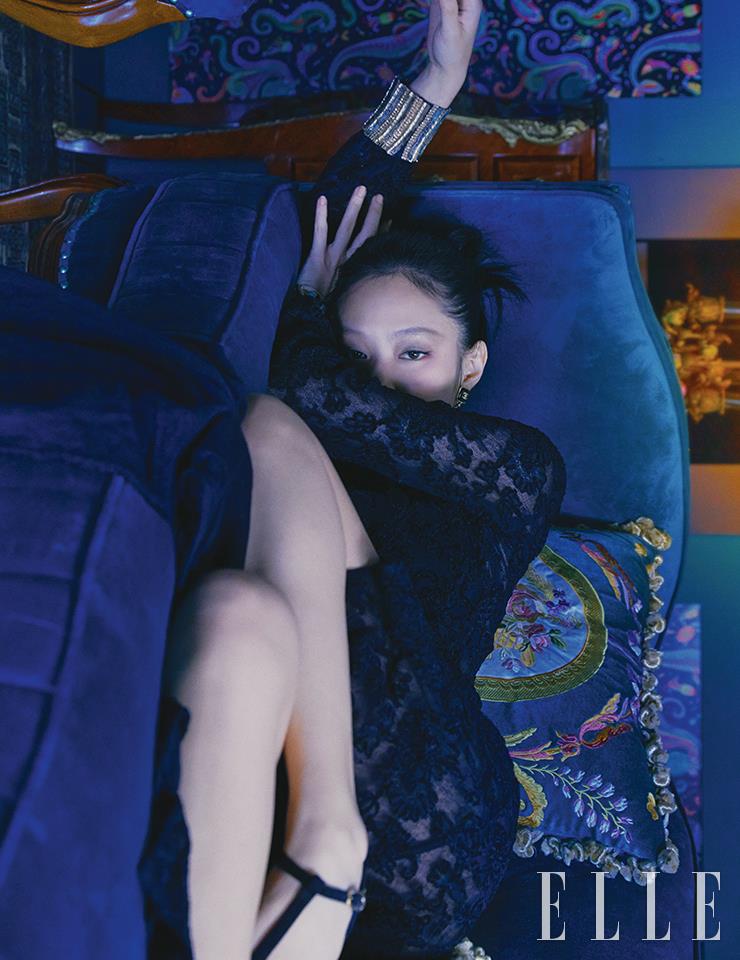 엠브로이더리 소재의 블랙 가운 드레스와 로고 이어링, 티 스트랩 슈즈는 모두 Chanel.