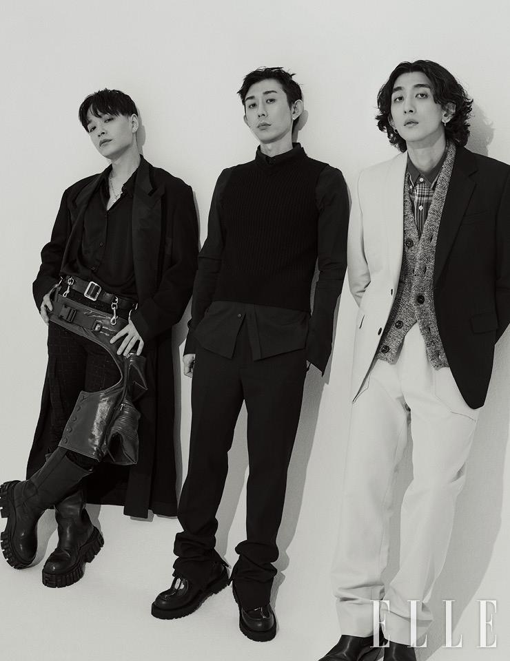 사이먼 도미닉이 입은 블랙 재킷과 슈즈는 Fendi. 셔츠와 팬츠, 벨트 백과 주얼리는 모두 스타일리스트 소장품. 코드 쿤스트가 입은 셔츠와 니트 베스트, 팬츠는 모두 Bottega Veneta. 슈즈는 Valentino Garavani. 최정훈이 입은 투 컬러 수트는 Fendi. 체크 셔츠는 Polo Ralph Lauren. 니트 카디건은 Prada. 슈즈는 Bottega Veneta.