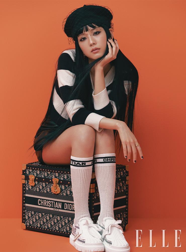볼드한 스트라이프 니트와 스커트, 베레, 니트 삭스, 화이트 스니커즈, 링, 트렁크는 모두 Dior.