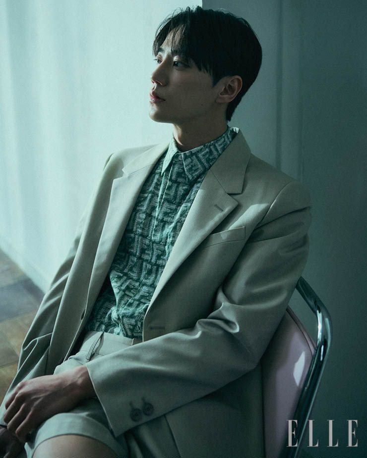  셔츠와 재킷, 팬츠는 모두 Fendi. 