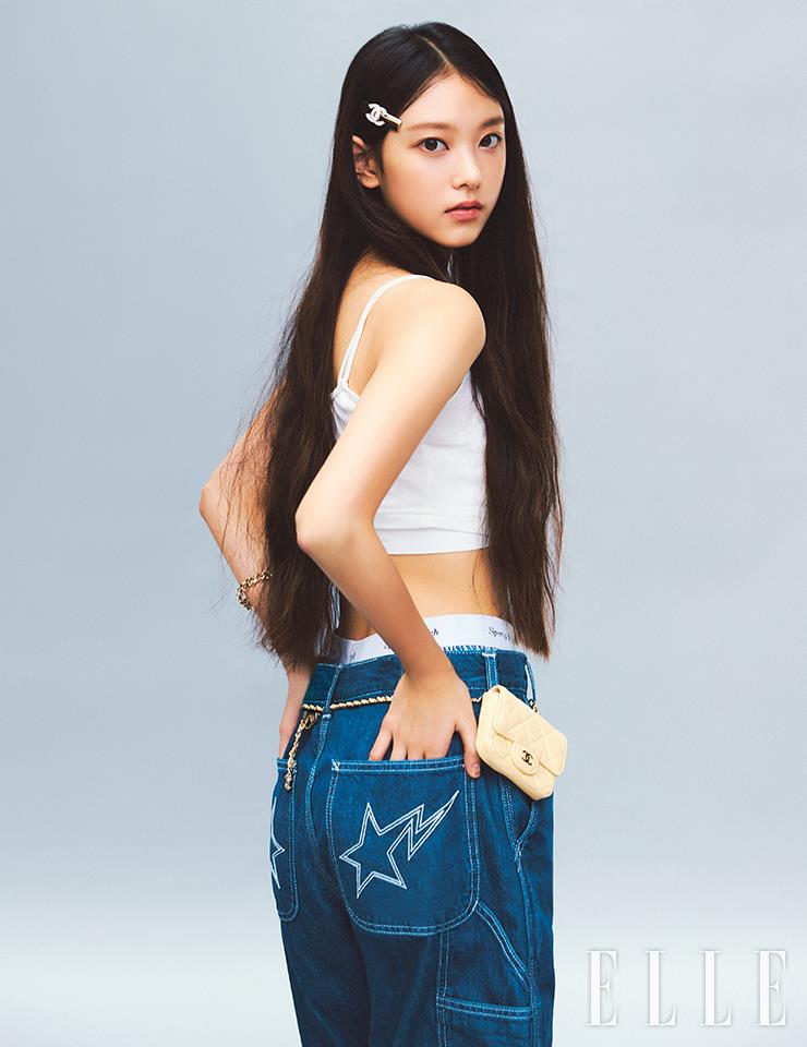 레 꺄트르 옹브르 트위드, 04 트위드 브룬 에 로즈의 로지 플래티넘과 핑크 하이라이터 섀도를 사용해 고양이 같은 해린의 눈매를 부각시키고, 핑크 베이지빛의 루쥬 알뤼르 렉스트레, 812호를 입술 안쪽 중심으로 발라 마무리. 사용 제품은 모두 Chanel.