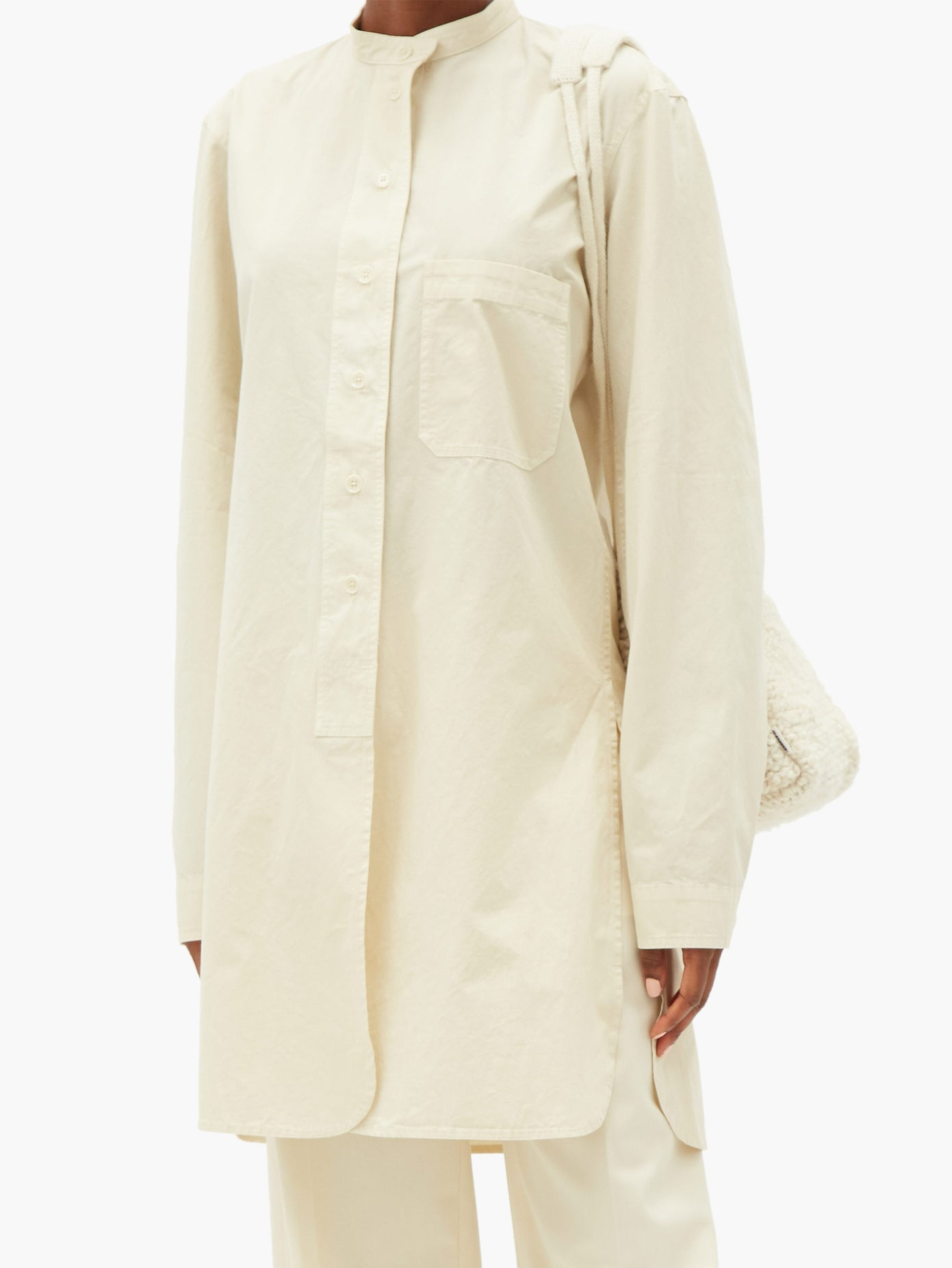 평생 봄여름마다 입을 수 있는 르메르 튜닉형 셔츠도 반값으로 할인 중. ©MATCHESFASHION