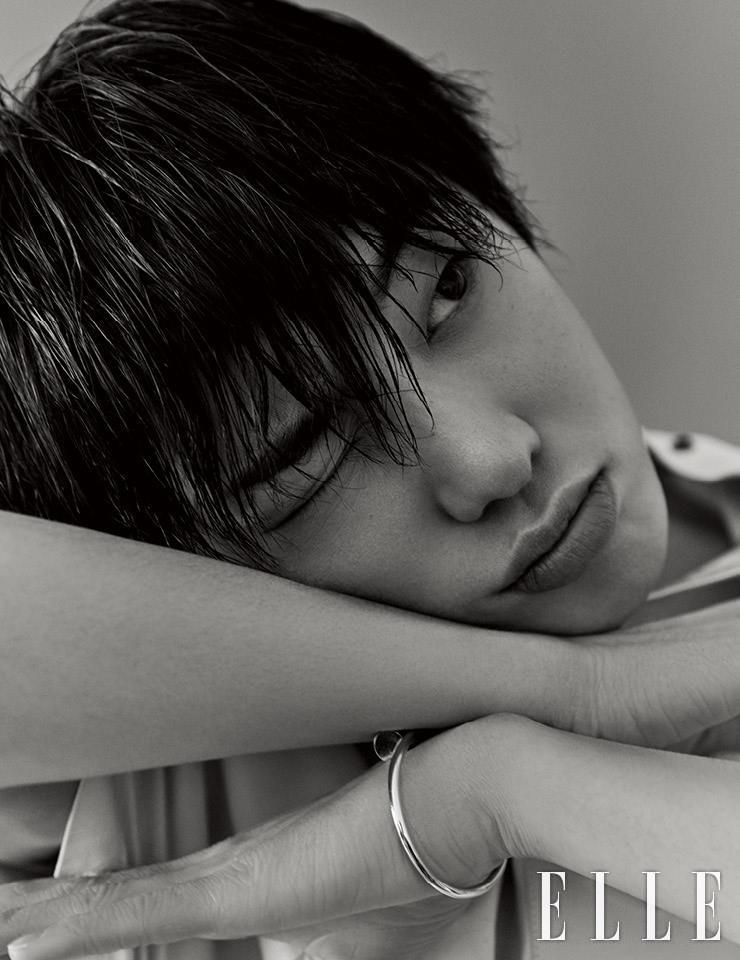 톱은 Salvatore Ferragamo. 브레이슬렛은 Cartier.