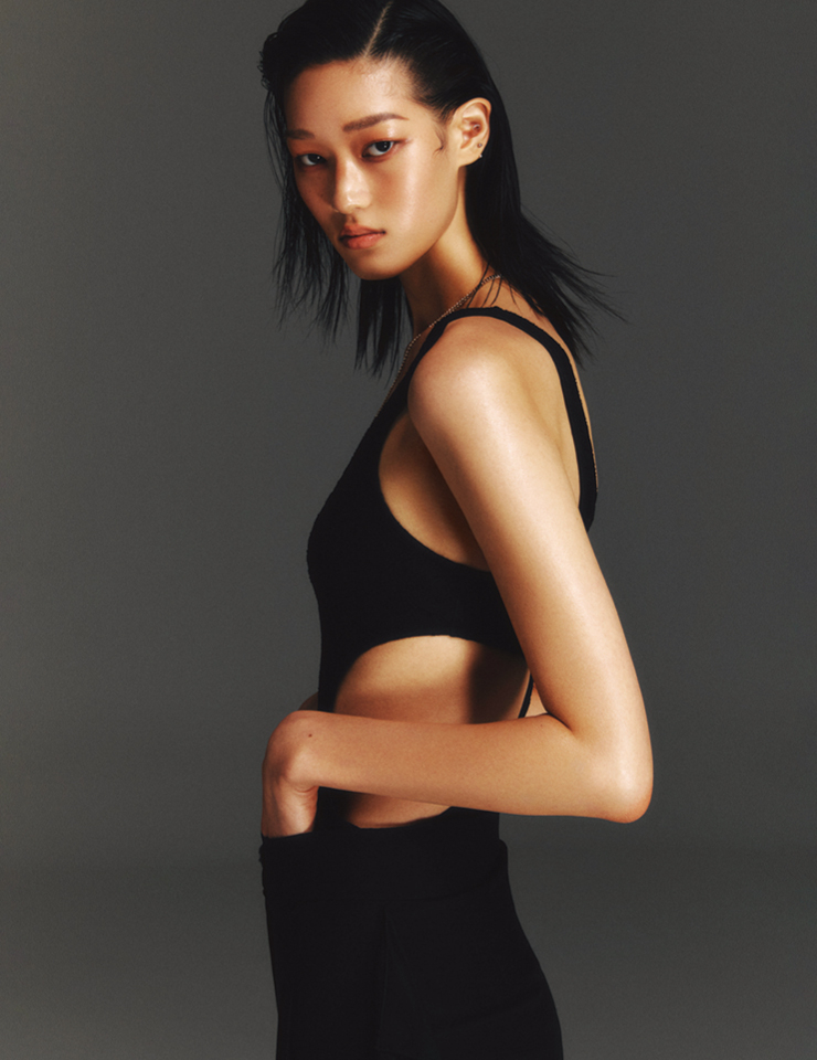 컷아웃 디테일의 스윔수트와 러플이 돋보이는 블랙 와이드 팬츠, 골드 네크리스는 가격 미정, 모두 Chanel.