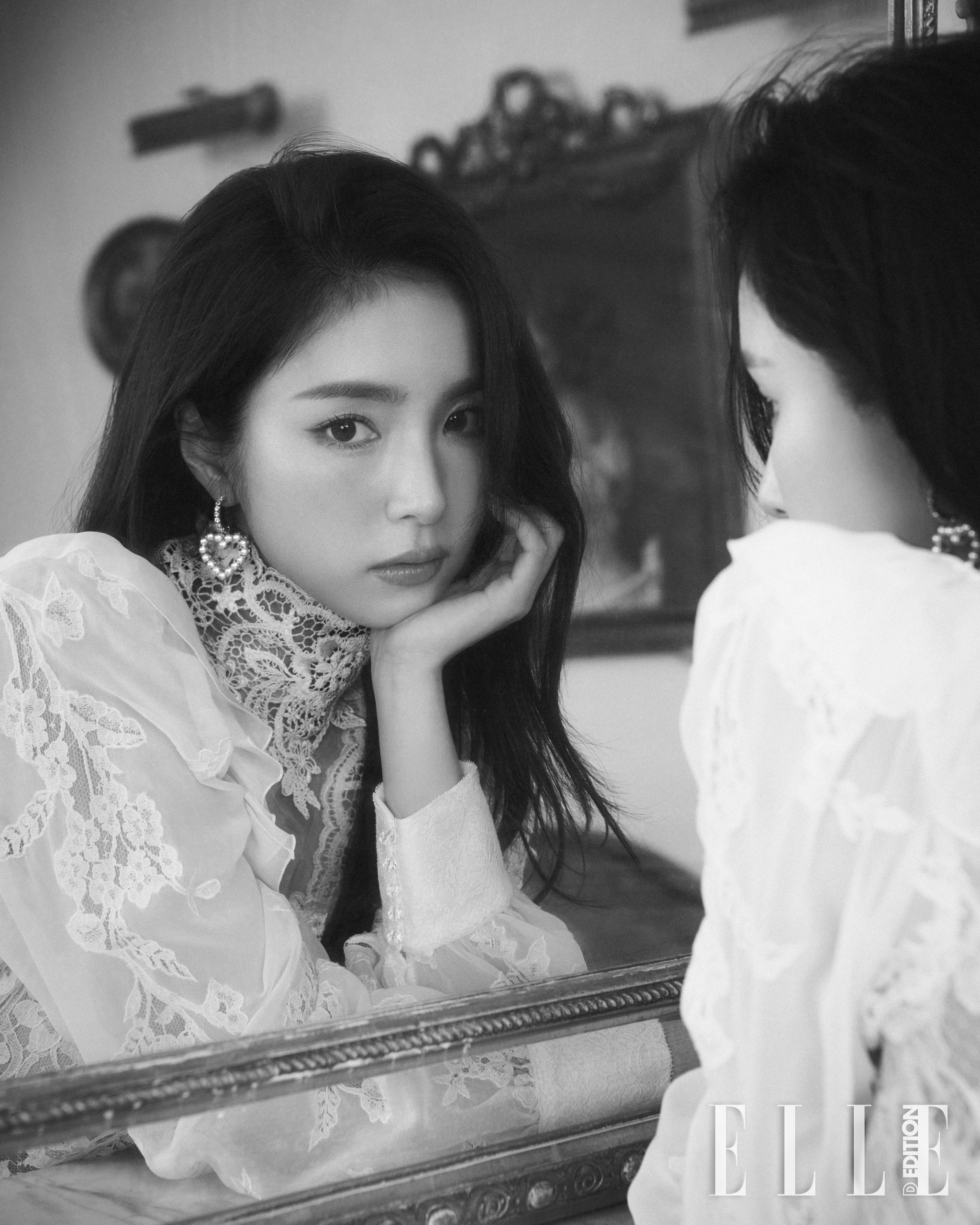 하트 모티브의 러브 펄 스트라스 이어링은 Roger Vivier. 시스루 레이스 블라우스는 Yolancris by Aurum.