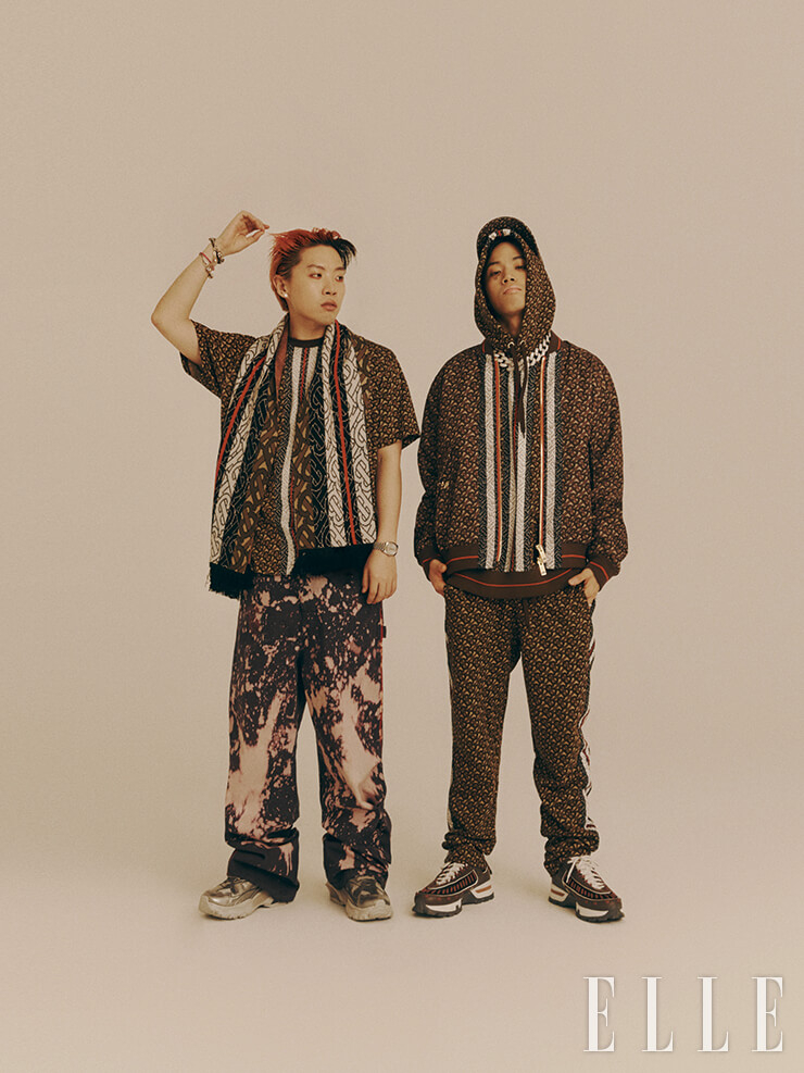 나플라가 입은 화려한 레터 프린트의 티셔츠와 머플러는 가격 미정, 모두 Burberry. 타이다이 프린트의 데님 팬츠는 52만원대, Needles by Matchesfashion.com. 실버 바운스 로 톱 스니커즈는 1백23만원, Valentino Garavani. 루피가 입은 화려한 레터 프린트 후디드 티셔츠와 트랙 팬츠, 백팩, 모자는 가격 미정, 모두 Burberry. 핑크 클라우디오 스니커즈는 1백7만5천원, Ermenegildo Zegna XXX. 액세서리는 모두 본인 소장품.