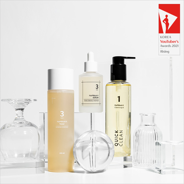 (왼쪽부터) 넘버즈인 3번 결광가득 에센스 토너 200ml 2만2천원. 넘버즈인 3번 보들보들 결 세럼 50ml 2만8천원. 넘버즈인 1번 말끔 순삭 클렌징오일 200ml 2만8천원.