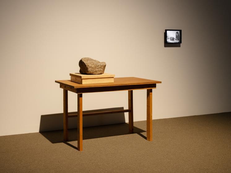 정지용의 시를 배운 돌, 2010, 돌, 목재 탁자, 12인치 평면 모니터에 단채널 비디오(12시간 11분), 2010, 가변 크기. 매일홀딩스 소장, 제공 리움미술관. ⓒ김범. 촬영 이의록, 최요한