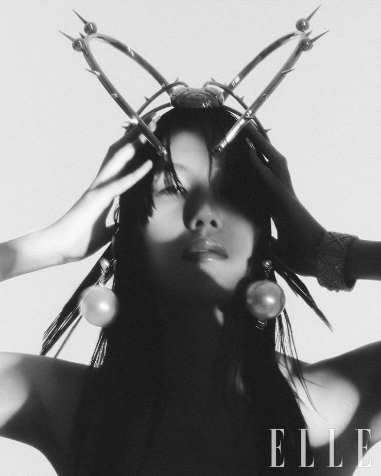 <엘르> 2021년 1월호 패션 화보 속 카우기 작품