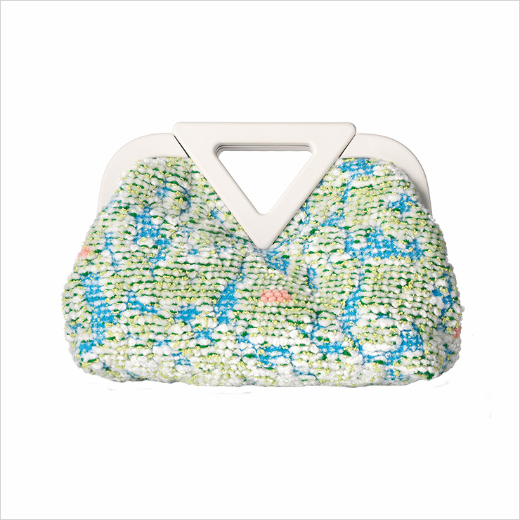 포근한 니트 소재의 ‘포인트 백’은 가격 미정, Bottega Veneta.