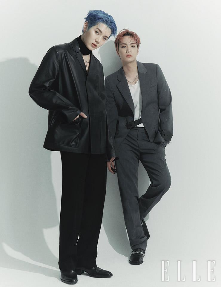 렌이 입은 블랙 가죽 재킷은 Prada. 팬츠와 슈즈, 니트 네크라인 밴드는 모두 스타일리스트 소장품. JR이 입은 그레이 수트는 Off-White™. 체인 장식의 앵클부츠는 Yowe. 티셔츠와 주얼리는 모두 스타일리스트 소장품.