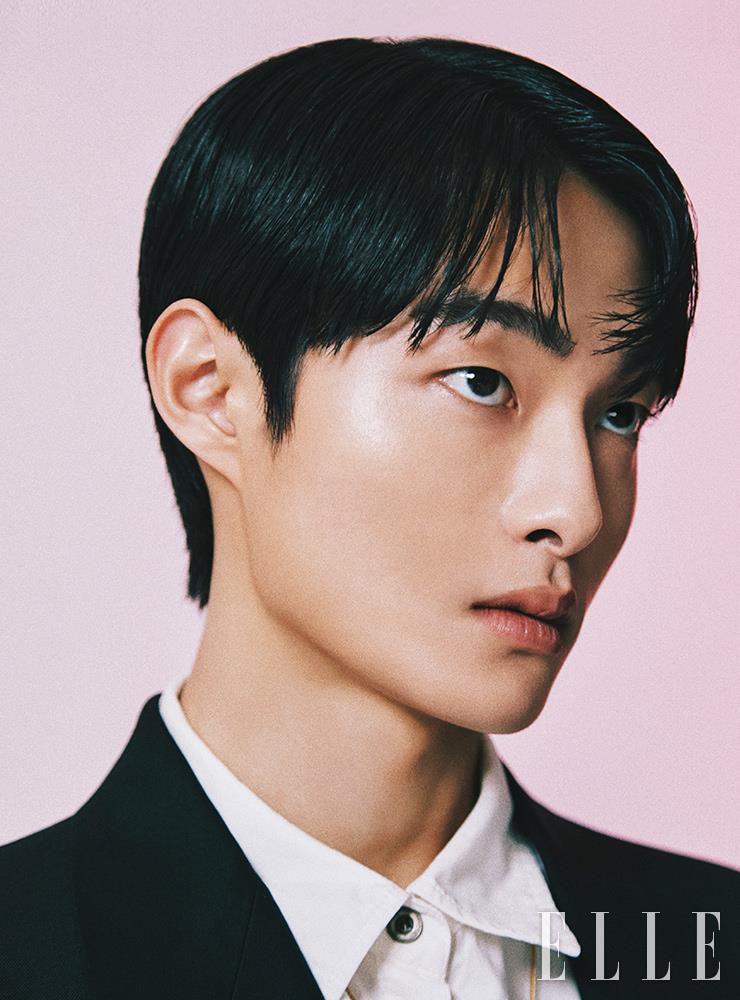 블랙 재킷은 Dior. 화이트 셔츠는 Ulkin.