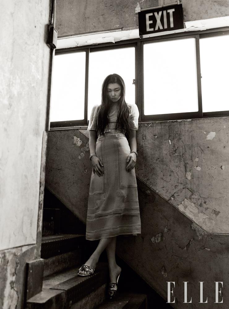 시스루 드레스와 오렌지 컬러의 이너 드레스, 벨트, 슬라이드는 모두 Fendi.