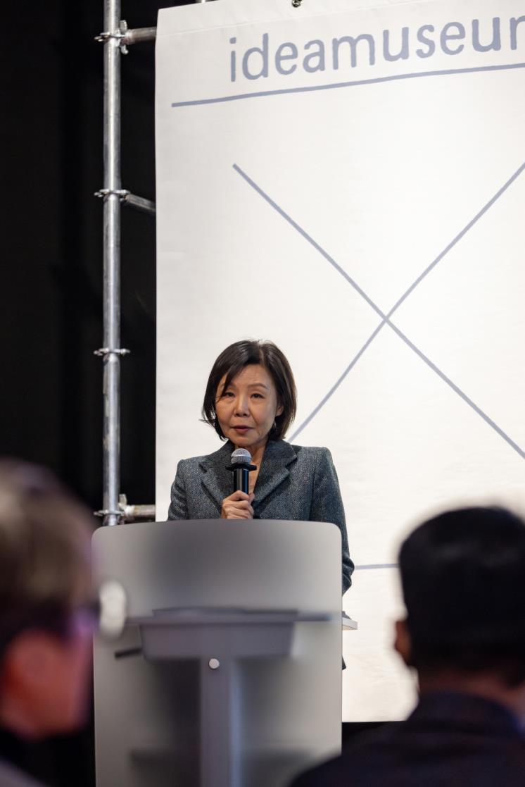 심포지엄 첫날 환영사를 진행하고 있는 리움미술관 부관장 김성원