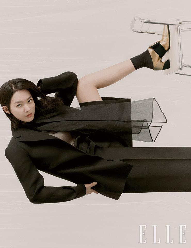 웨스턴 부츠를 재해석한 ‘비브 텍스 스트라스 뮬’은 Roger Vivier. 스카프 장식의 블라우스와 테일러드 재킷, 버뮤다 팬츠는 모두 Valentino.