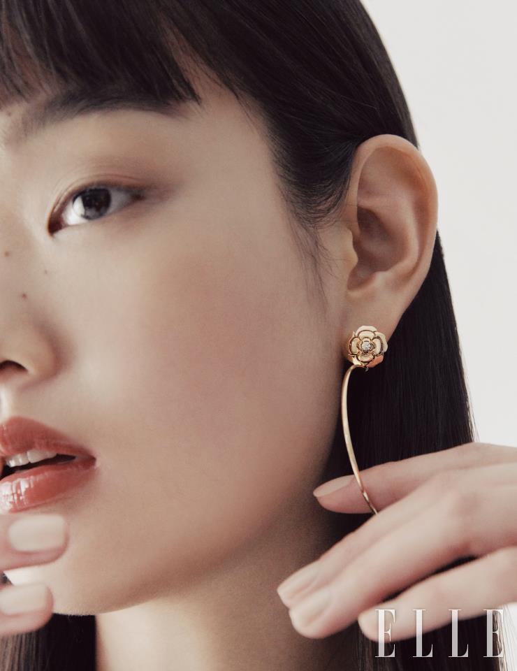 핑크골드에 다이아몬드를 더한 익스트레 드 까멜리아 이어링은 Chanel Fine Jewelry.