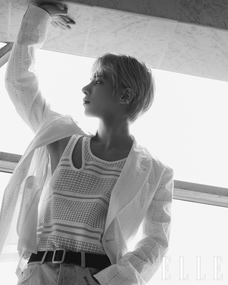 슬리브리스와 재킷은 모두 Emporio Armani. 팬츠는 Golden Goose. 벨트와 이어 커프는 모두 스타일리스트 소장품.