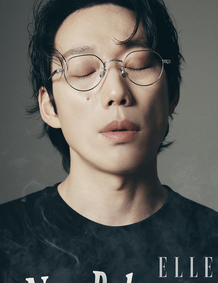 티셔츠는 Defyclubrobbers. 안경은 Nishide Kazuo.
