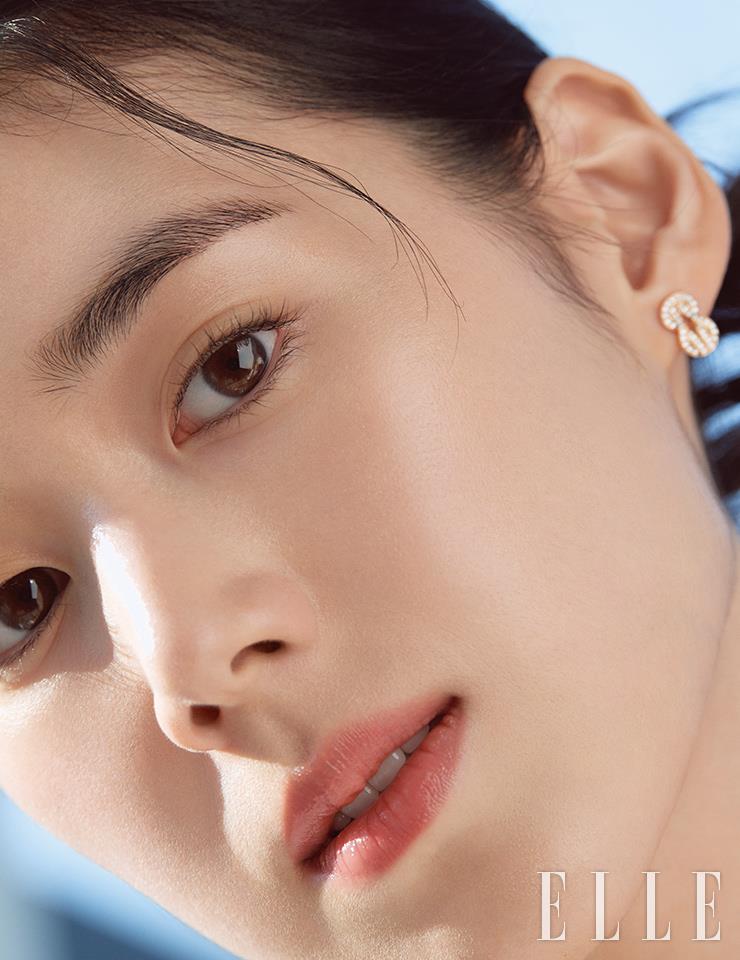 초근접 클로즈업에도 굴욕 없는 피부 결과 윤기. 끌레드뽀 보떼만의 시그너처, 키 래디언스 케어를 완성한 뒤, 눈 밑이나 잔주름 등 커버를 원하는 부위에 컨실러 N을 가볍게 터치해 준다. 촉촉한 립 글로리파이어를 발라 마무리. 사용 제품은 모두 Clé de Peau Beauté.