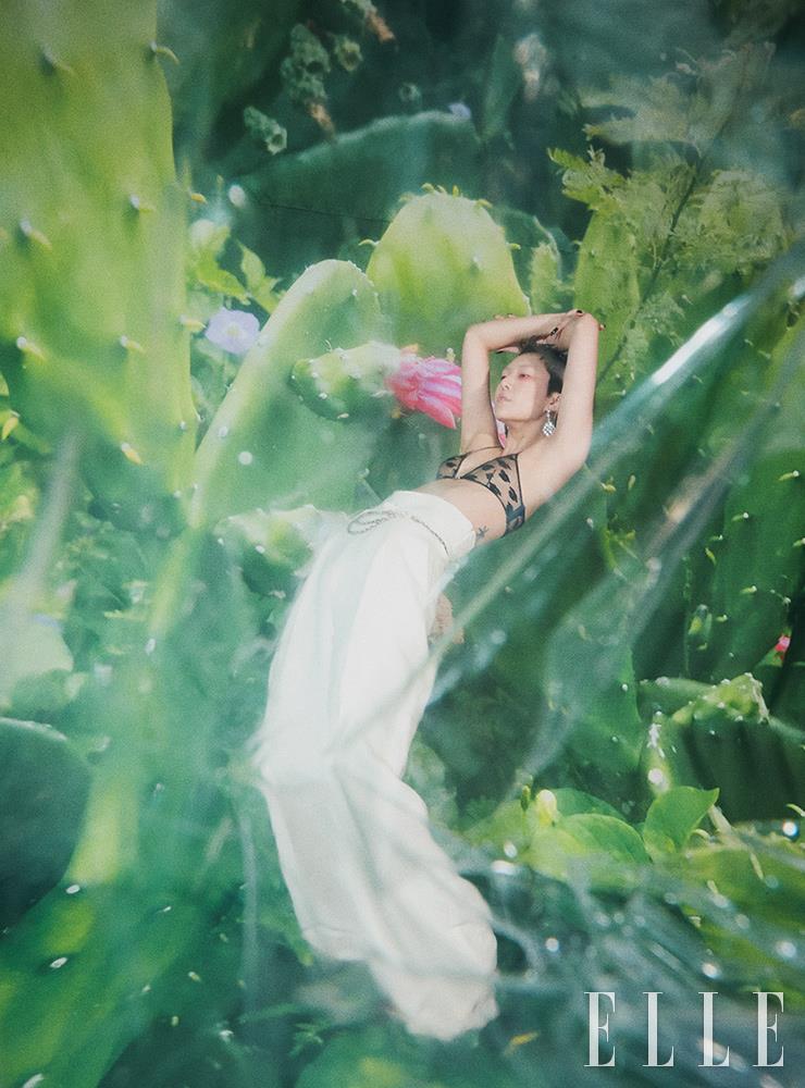 시스루 브라톱은 가격 미정, Fendi. 하이웨이스트 와이드 팬츠는 가격 미정, Dior. 드롭 이어링은 가격 미정, Saint Laurent by Anthony Vaccarello. 체인 벨트는 가격 미정, Chanel.