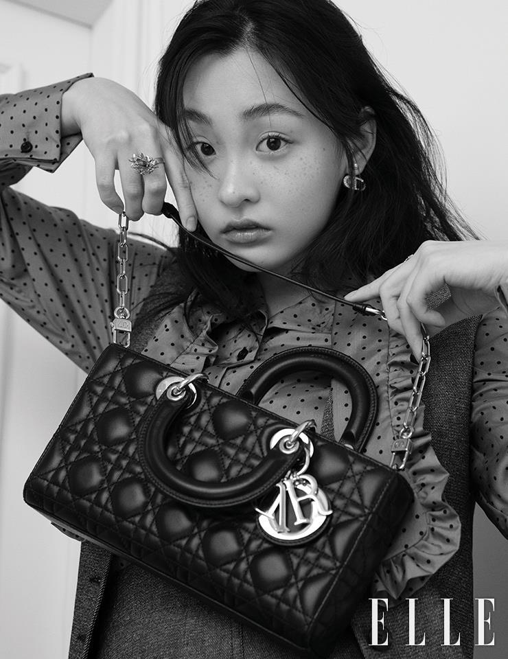 도트 패턴의 실크 블라우스와 베스트, 로고 이어링, 플라워 모티프의 링, 직사각형의 ‘레이디 디-조이 백’은 모두 Dior.