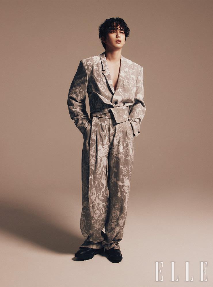 그레이·화이트 컬러의 프린티드 셋업 수트는 Maxxij. 더비 슈즈는 Bananafit.