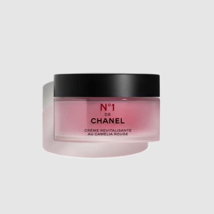 샤넬 N°1 DE CHANEL 레드 까멜리아 크림 - 동백꽃수와 추출물, 동백씨 오일이 강력한 항산화 효과로 외부 유해 요인으로부터 피부를 보호하는 주름개선 기능성 제품. 50G 14만원.