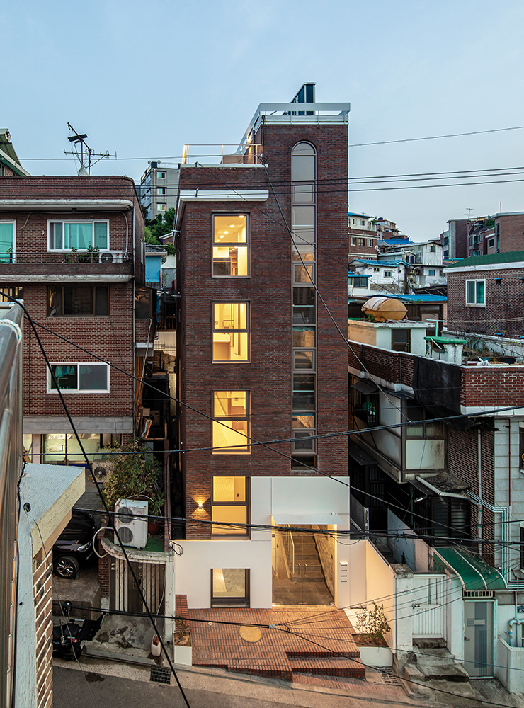 낙후된 다가구주택이었던 빌라 집이 주민들의 거점 시설로 탈바꿈했다. 도로에서 건물로 진입하는 문지방 부분에서 섬세한 계획이 엿보인다. 건축이 어떻게 도시와 길, 동네와 만나는가에 관한 구보건축의 관심이 드러나는 프로젝트.