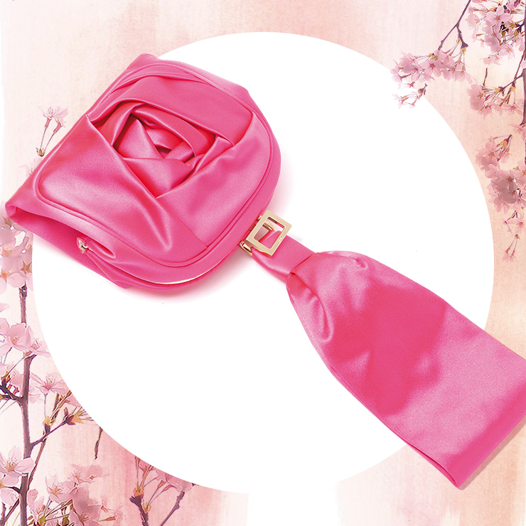 장미 모티프의 클러치백은 2백40만원대, Roger Vivier.