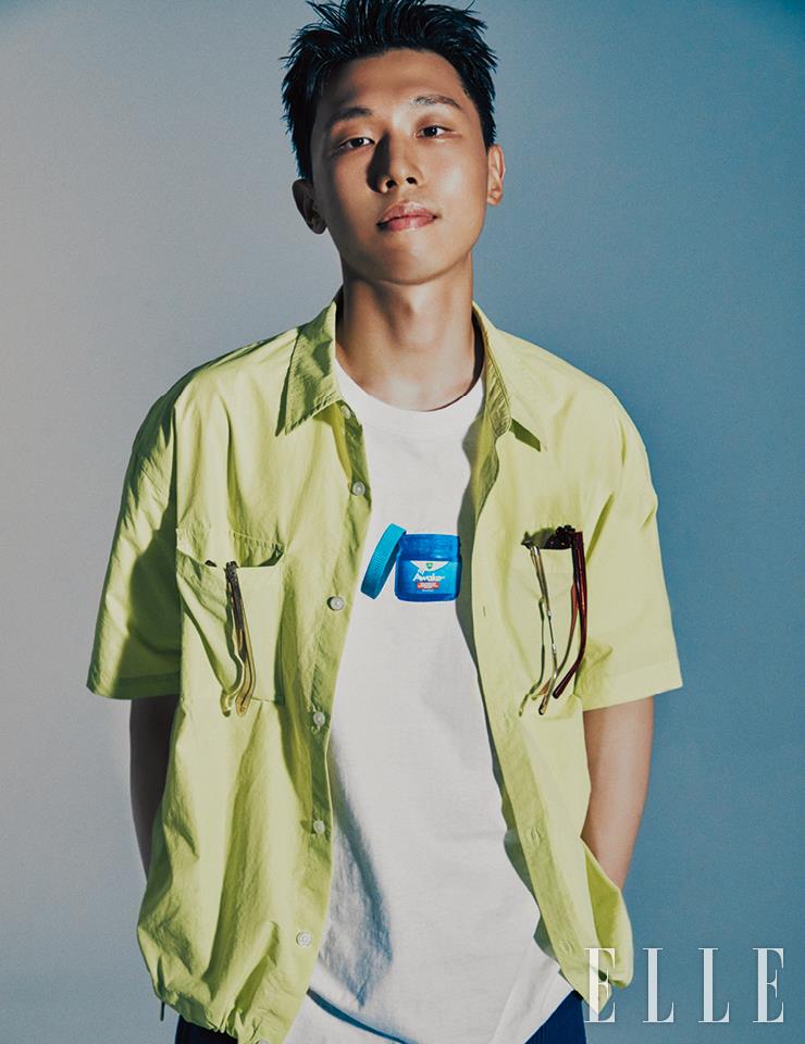 죠지가 입은 윈드 러너 재킷은 Plac. 이너 웨어로 입은 티셔츠는 Awake NY by Kasina. 팬츠는 Dickies. 주머니에 끼운 선글라스는 모두 Moscot.