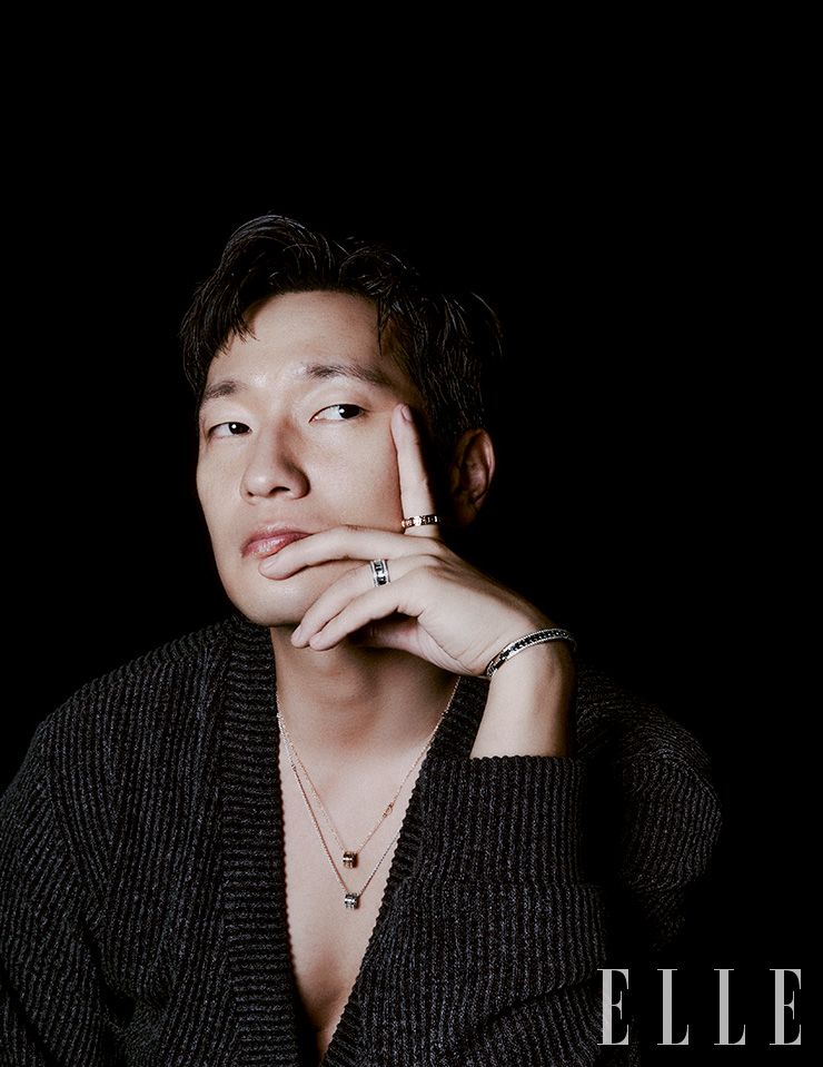 하반기 출시 예정인 핑크 골드, 화이트 골드를 각각 소재로 한 벨 에포크 릴 네크리스, 화이트 골드에 다이아몬드를 세팅한 벨 에포크 릴 브레이슬릿, 검지에 착용한 핑크 골드의 벨 에포크 릴 링, 약지에 착용한 화이트 골드에 다이아몬드를 세팅한 벨 에포크 릴 링은 모두 Damiani.